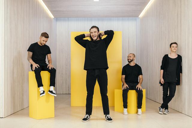 Besonderes Hochzeitsgeschenk der "Schwanara"-Bandkollegen: In geheimen Songwriting-Sessions wurde die Idee von "Nie anders" zu Papier gebracht. | Foto: Lukas Lorenz