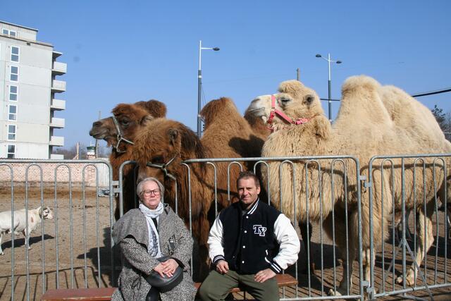 Besorgt um die Zukunft des Circus Safari sind Direktor Benjamin Spindler und die Oberlaaerin Slivia Kubicek. | Foto: Karl Pufler