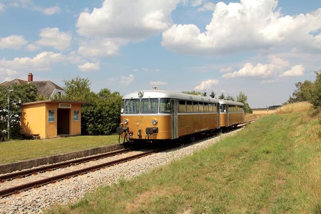 Der goldene Schienenbus unterwegs auf der Strecke des Reblaus Express. | Foto: ©NB