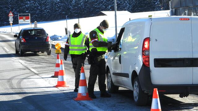 Militär-Kontrolle in Hochfilzen. | Foto: ZOOM-Tirol