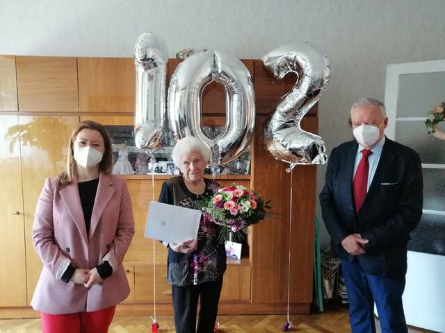 Bezirksvorsteherin Silvia Janković (SPÖ) und SeniorInnenbeauftragter Michael Glanz gratulierten Rosina Wagner zu ihrem besonderen Geburtstag. | Foto: BV 5