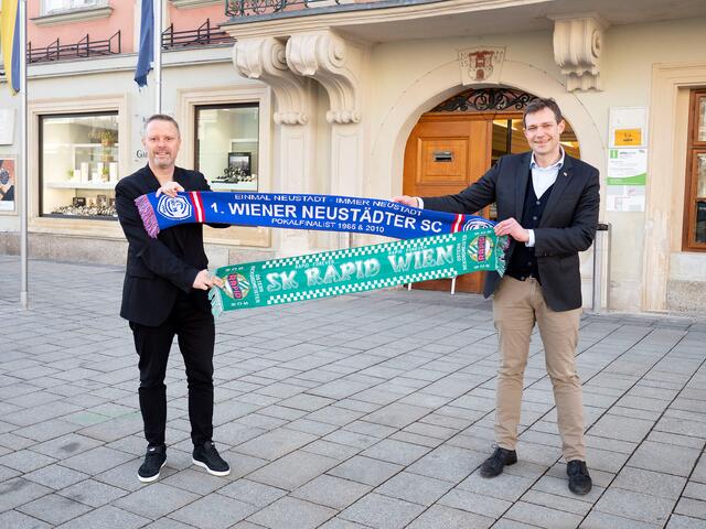 Zweiter Vizebürgermeister und WNSC-Vorstand Rainer Spenger sowie Sportstadtrat Philipp Gruber freuen sich auf die Mannschaft des österreichischen Rekordmeisters. | Foto: Weller, Stadt WRN
