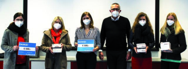 tadträtin Claudia Schnabl, Leiterin Kleinkinderhaus Sabine Fürnkranz, Birgit Breitenfelder für die Mitarbeiter/innen Ploberger, Ploberger GF Günther Macht, Kindergartenleiterinnen Sonja Kohn (Retz) und Carina Bischof (Unternalb)
