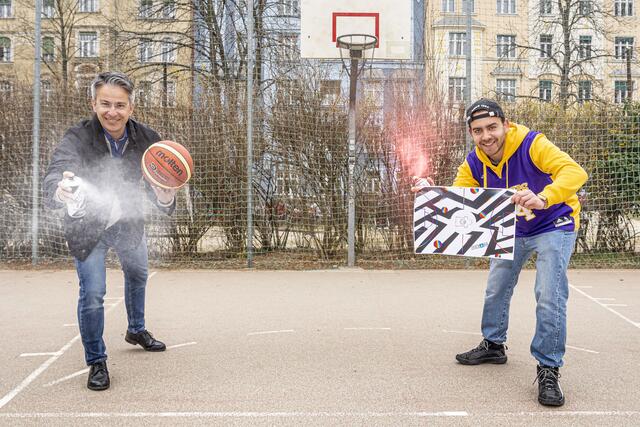 Sport trifft Kunst: Sportstadtrat Kurt Hohensinner (l.) und Künstler Kalo Paier freuen sich auf den neuen Hypecourt. | Foto: Stadt Graz/Fischer
