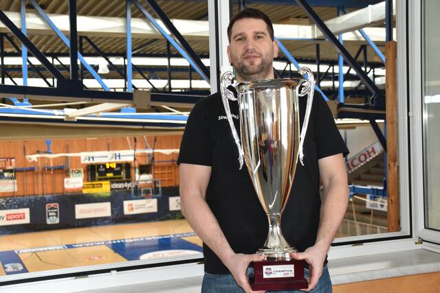 Horst Leitner mit dem Cupsieger-Pokal 2021 - im Bezirksblätter-Interview zeigte er sich persönlich. | Foto: Michael Strini