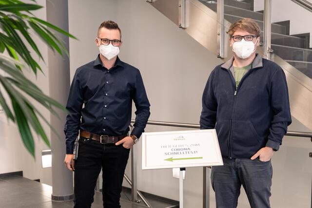 Manuel Hötzmanseder und Michael Atzgerstorfer sind beide ausgebildete Sanitäter. Sie führen die Corona-Testungen bei Biohort durch.