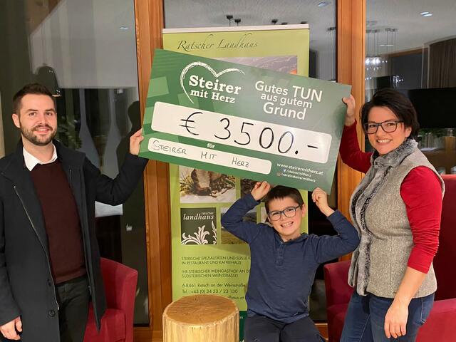 Michaela Muster (r.) mit ihrem Sohn Stefan bei der Übergabe des Schecks an Marcel Resch.