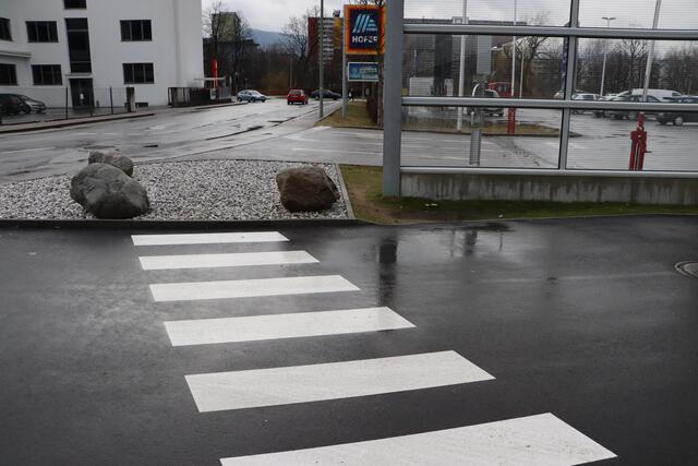 Und ein weiterer Zebrastreifen, der so gar keinen Sinn macht. | Foto: Ricarda Stengg
