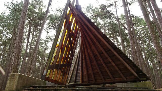 Diese Konstruktion soll einerseits an die Zufluchtsstätte der Pecher, die Pecherhütte, erinnern und andernseits den Besuchern das Gefühl vermitteln, dass der Innenraum der Kapelle in den "großen Dom" des Waldes einfließt. | Foto: S.Plischek