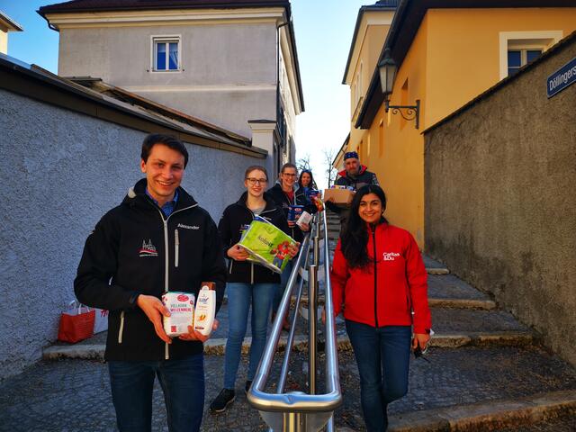 Sandra Disho (rechts) von der youngCaritas nahm von den Mitgliedern der Landjugend Ebenthal dankbar die Sachspenden entgegen.  | Foto: Caritas