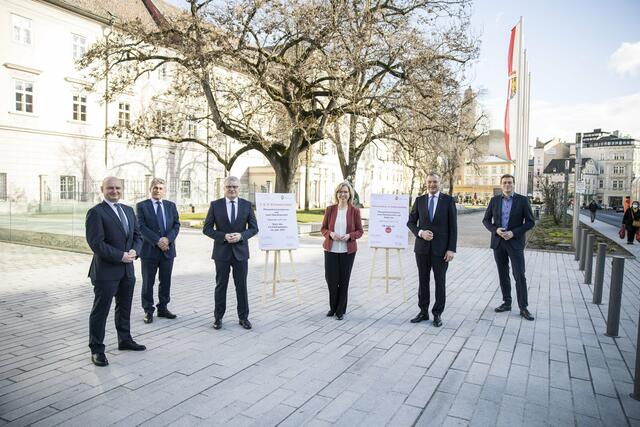 v.l.: Vizebürgermeister Markus Hein, Klubobmann Herwig Mahr, Bürgermeister Klaus Luger, Bundesministerin Leonore Gewessler, Landeshauptmann Thomas Stelzer sowie Landesrat Stefan Kaineder. | Foto: Land OÖ/ Max Mayrhofer