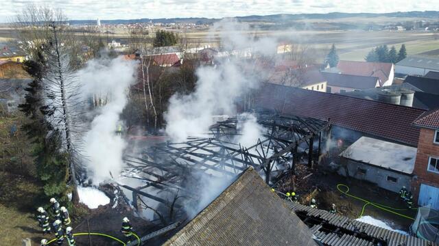 Die Lauftaufnahme macht die Gefahr für die Nachbargebäude deutlich. | Foto: BFK WT/St. Mayer