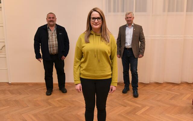Bezirksfeuerwehrkommandant Rudolf Katzengruber, Jugend-Sachbearbeiterin Carina Kampner und Bezirksfeuerwehrkommandant-Stv. Josef Fuchsberg. | Foto: Wolfgang Zarl