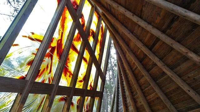 Die Bildwand aus harzfarbenem Kunstglas zeigt die Überlagerung der Porträts verschiedener ehemaliger Pecher.  | Foto: S.Plischek
