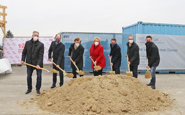 Robert Kallinger (Strabag), Martin Kaltenecker (VI-Engineers), Architekt Peter Scheufler (atelier 4 architects), Landtagspräsidentin Verena Dunst, Patrick Kloihofer (VI-Engineers), Vize Istvan Deli und Mario Hameseder (Strabag) (v.l.).  | Foto: Landesmedienservice Burgenland 