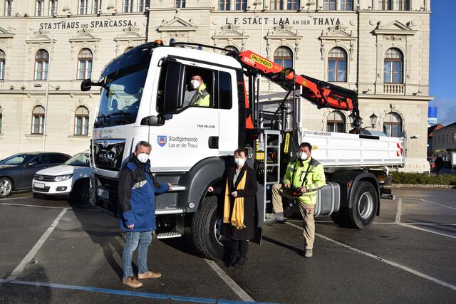 Bauhofleiter Paul Six, Bürgermeisterin Brigitte Ribisch und die Bauhofmitarbeiter Thomas Stockhammer und Günther Frühwirth freuen sich auf die Arbeitseinsätze mit dem neuen MAN-LKW mit Ladekran. | Foto: Stadtgemeinde Laa