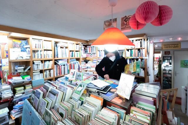 Im ersten Lockdown 2020 mussten Buchhandlungen geschlossen bleiben. Wer bereits einen Onlineshop installiert hatte, war klar im Vorteil. In den späteren Lockdowns waren auch in Buchhandlungen Abholungen möglich.