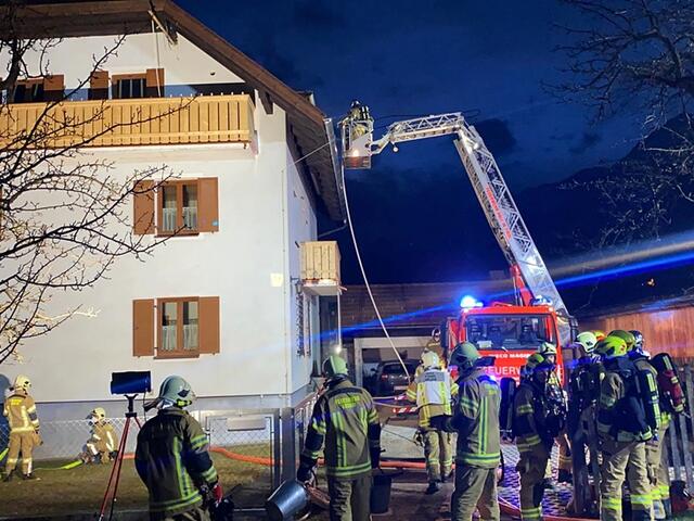 In einem Mehrfamilienhaus in Absam entzündete sich ein Lichtspot durch Hitzestau. | Foto: FF-Absam