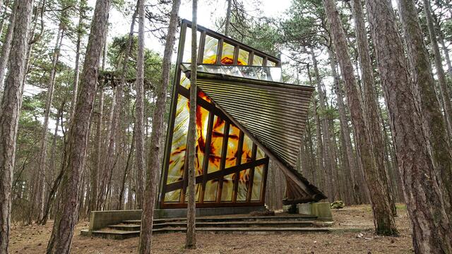 Die zweite Wand ist leicht geschwungen und besteht gänzlich aus Holz. Die Raumwand, ein hyperbolisches Paraboloid, ... | Foto: S.Plischek