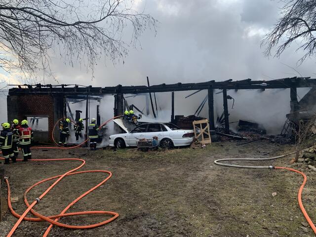 Großbrand in Kainraths: 140 Feuerwehrleute sind aktuell im Einsatz. | Foto: BFK WT/St. Mayer