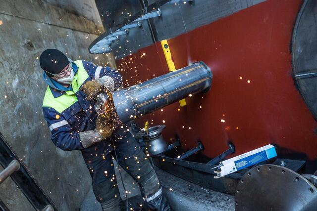 Die Arbeiten schreiten voran: Der Wärmespeicher hat einen Durchmesser von knapp elf Metern und ist elf Meter hoch.  | Foto: Kelag