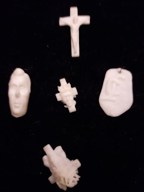 Geschnitzt aus Knochensplittern in der Suppe in kommunistischer Gefangenschaft. | Foto: Harald Luckerbauer