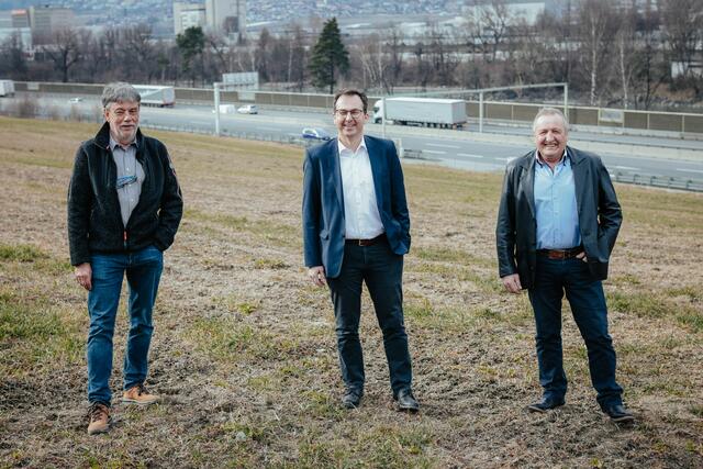 Die gemeinsamen Initiatoren des neuen Lärmschutz-Projekts bei Ampass (von links nach rechts): Fritz Gurgiser (Transitforum), Stefan Siegele (Geschäftsführer ASFINAG) und Hubert Kirchmair (Bürgermeister Ampass)
  | Foto: ASFINAG 