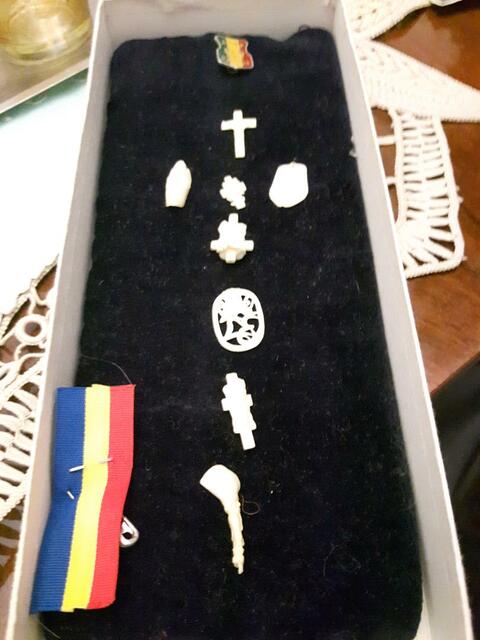 Geschnitzt aus Knochensplittern in der Suppe in kommunistischer Gefangenschaft. | Foto: Harald Luckerbauer