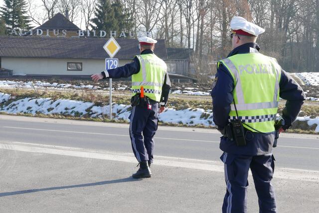 Nachdem sie mit einem gestohlenen Kennzeichen und Drogen im Auto unterwegs waren, wurden am Freitagabend in Linz ein 17- und ein 20-Jähriger festgenommen. | Foto: BRS / Symbolbild