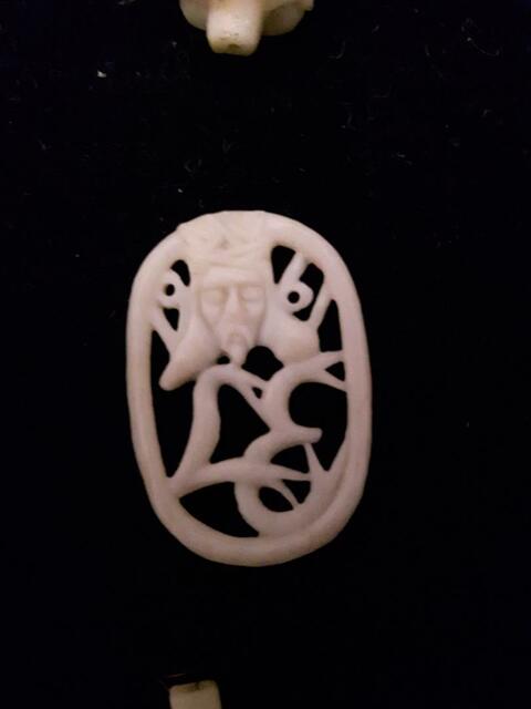 Geschnitzt aus Knochensplittern in der Suppe in kommunistischer Gefangenschaft. | Foto: Harald Luckerbauer