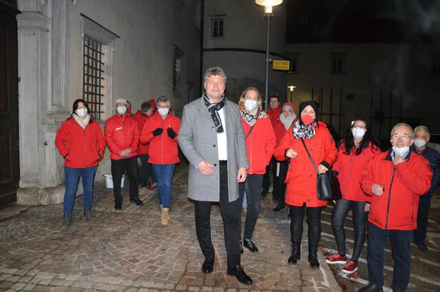 Getreue Parteigenossen stärken dem Wahlverlierer den Rücken