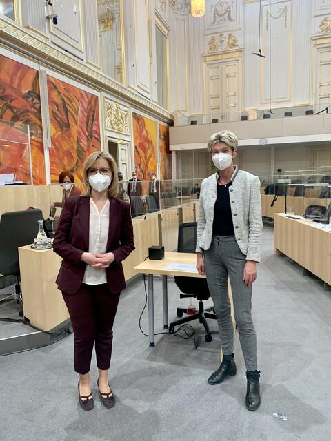 V.l.: Umweltministerin Leonore Gewessler und Martina Dienser-Wais einig gegen Atommüll-Endlager in Grenznähe. Hier im Zuge des Umweltausschusses des Parlaments im Redoutensaal der Hofburg.