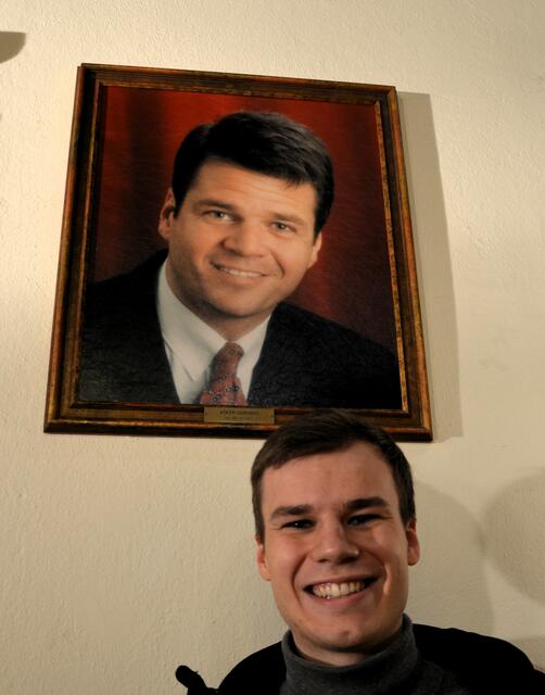 Niko Köfer, 19, mit dem ersten Bürgermeister-Portrait seines Vaters