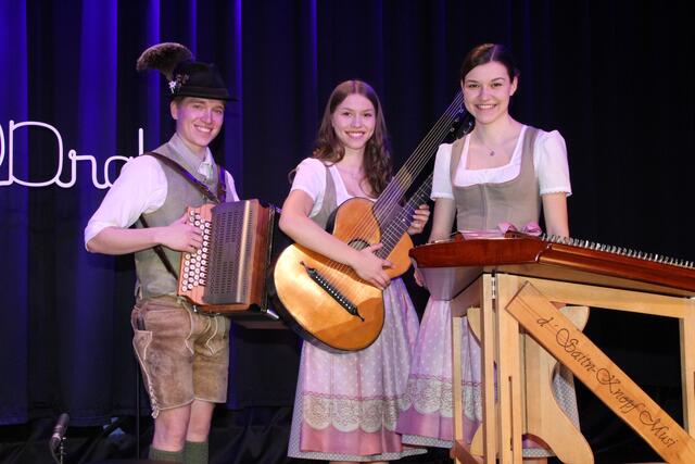 d``Saiten-Knopf-Musi: Fabian Klaushofer, Katrin und Sandra Weißensteiner.