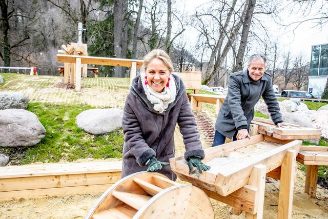 ÖVP-Vizebürgermeisterin Barbara Unterkofler und Christian Stadler, Leiter des Gartenamts, am neuen Volksgarten-Spielplatz. | Foto: Stadt Salzburg/Wildbild 