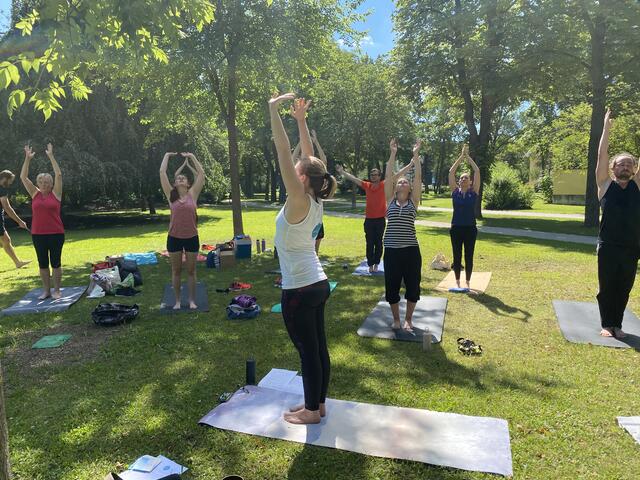 Yoga im Freien ist vor allem in der Corona-Pandemie beliebt | Foto: the.turtlemind
