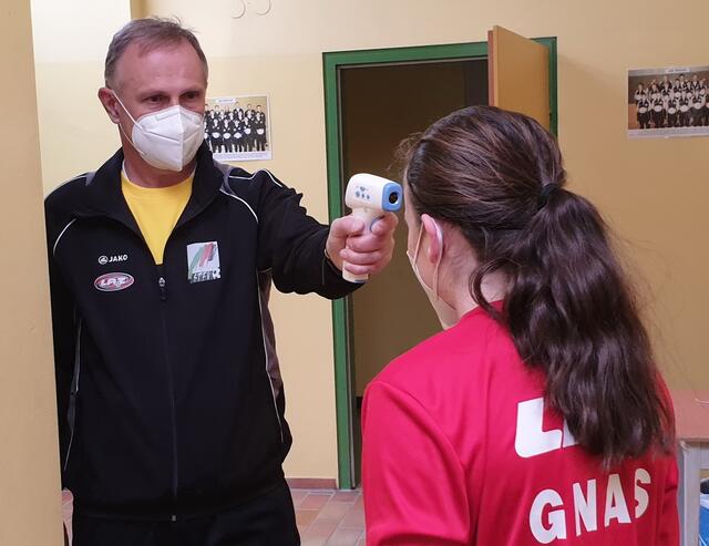 Vor jedem Training wird in Gnas die Körpertemperatur gemessen.
