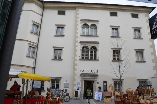 Ins Rathaus, vor dem jeden Donnerstag jetzt Wochenmarkt ist, kehrt Köfer zurück