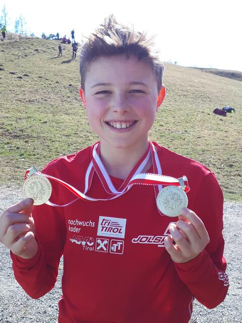 Da strahlt Lorenz Schatz aus Oberhofen: Zweimal Gold bei der Tiroler Crosslauf-Meisterschaft (Einzel und Mannschaft) | Foto: Privat