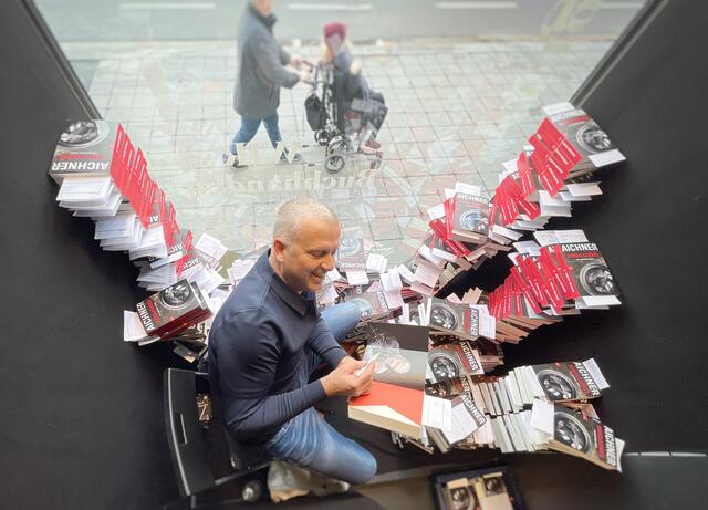 Aichner beim Vorab-Signieren in der Wagnerschen Universitätsbuchhandlung in Innsbruck. Das Buch erscheint ab Ende dieser Woche! | Foto: Wagnersche/Christopher Spiegel