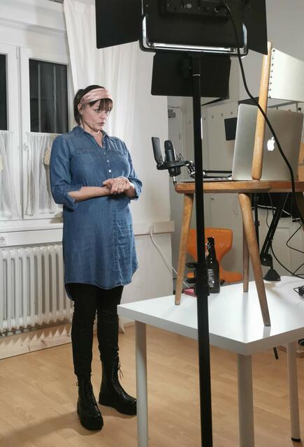 Kabarettistin Eva Maria Marold unterhielt das Publikum via Zoom-Meeting. | Foto: Haider-Wallner