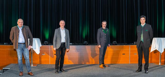 Beim Kick-off in der Steinhalle: Ewald Zarfl, Vorsitzender-Stellvertreter TRV Süd- &amp; Weststeiermark, Schilcherland, Vorsitzender TV Schilcherland Steiermark;
Herbert Germuth, Vorsitzender-Stellvertreter TRV Süd- &amp; Weststeiermark, Südsteiermark, Vorsitzender TV Die Südsteirische Weinstraße
Guido Jaklitsch, Vorsitzender TRV Süd- &amp; Weststeiermark
Thomas Brandner, Geschäftsführer TRV Süd- &amp; Weststeiermark, Projektkoordinator Tourismus-Strukturreform (v.l.) | Foto: Petru Rimovetz