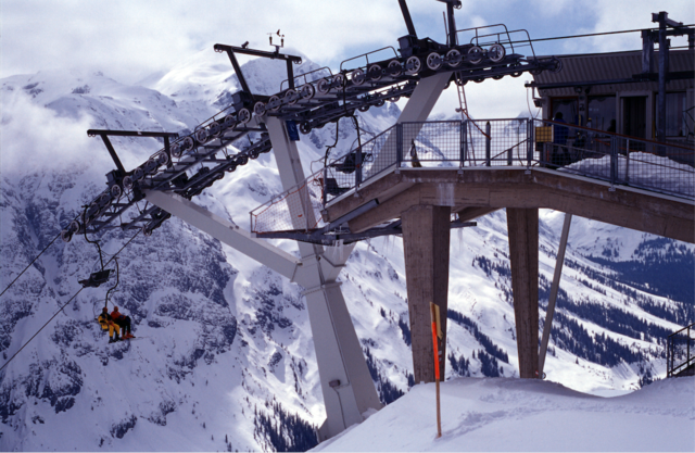 Alte Zweier-Zugerbergbahn: Sich ein Stück Lecher Seilbahngeschichte sichern und gleichzeitig die Tiroler und Vorarlberger Kinderkrebshilfe unterstützen. | Foto: Skilifte Lech Ing. Bildstein Ges.m.b.H.
