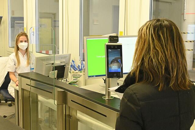 Schleuse am Eingang des Krankenhauses. Die Körpertemperatur wird kontaktfrei gemessen. Anschließen wird der QR-Code des zuvor gelösten Gesundheitstickets gescannt. | Foto: Krankenhaus Barmherzige Schwestern Ried/Hirnschrodt