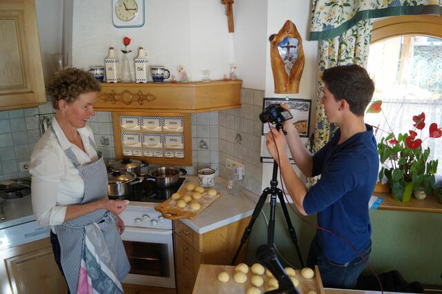Christoph Bichler verfolgt für die Teilnehmer jeden Zubereitungsschritt von Monika Steiner mit der Kamera. | Foto: Landjugend Bezirk Pinzgau