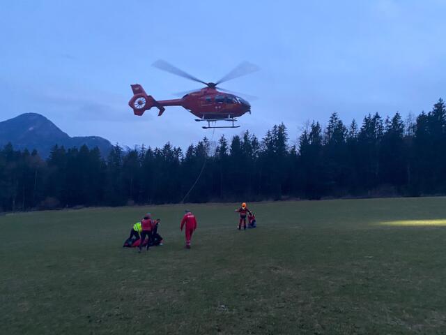 Die Bergretter bargen den Verletzten 66-jährigen mittels Tau.  | Foto: ZOOM.Tirol