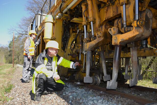 Rund 30 Personen im Alter von 16 bis 75 Jahren arbeiten ehrenamtlich am Erhalt der Steyrtalbahn mit. Für ihr besonderes Engagement wurden der Verein 2019 zum Bezirkssieger gekürt. | Foto: Steyrtalbahn