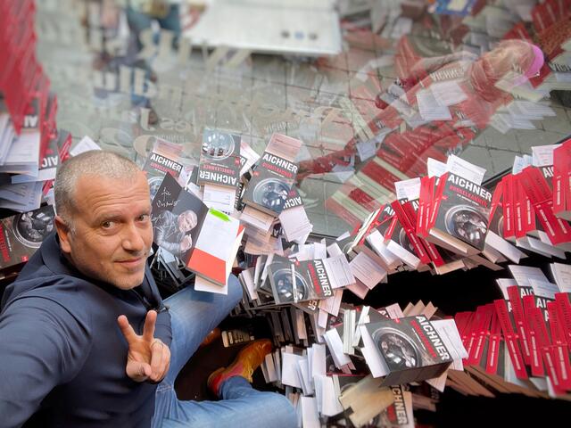 Aichner beim Vorab-Signieren in der Wagnerschen Universitätsbuchhandlung in Innsbruck. Das Buch erscheint ab Ende dieser Woche! | Foto: Wagnersche/Christopher Spiegel