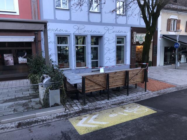 Der kleine Gastgarten der "Rescheria" in der Feldbacher Bürgergasse ist – wie das Kaffeehaus auch – gesperrt.  | Foto: WOCHE