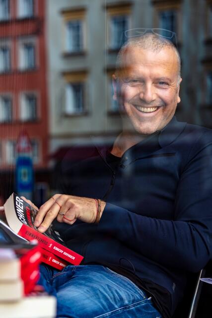 Aichner beim Vorab-Signieren in der Wagnerschen Universitätsbuchhandlung in Innsbruck. Das Buch erscheint ab Ende dieser Woche! | Foto: Wagnersche/Christopher Spiegel